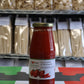 Inte en vanlig passata, utan den riktiga TOMATSÅS som våra mormödrar brukade göra, med aromen av färska tomater och den söta smaken av Montagano-tomater, med en touch av kryddig chilipeppar.

De noggrant utvalda Montagano-tomaterna är handplockade och bearbetade med traditionella metoder, utan tillsatser av konserveringsmedel.

430 g

Efter tillagning med färsk chilipeppar pureras tomaterna fint och konserveras i glasburkar för att säkerställa den äkthet och färskhet som är typisk för nyplockade tomater, vi