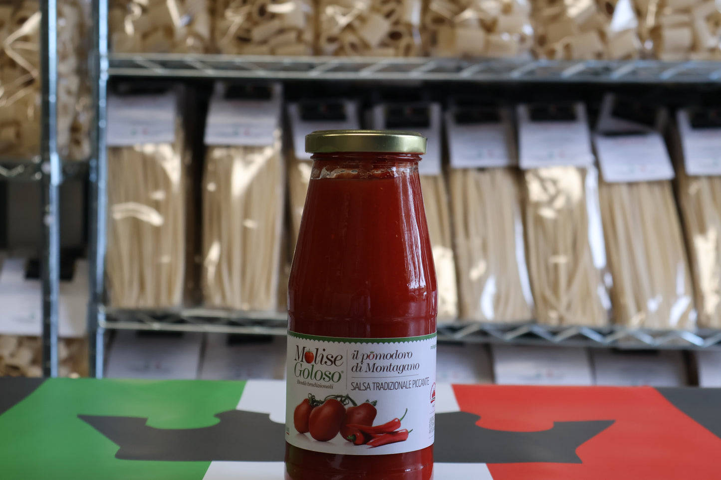 Inte en vanlig passata, utan den riktiga TOMATSÅS som våra mormödrar brukade göra, med aromen av färska tomater och den söta smaken av Montagano-tomater, med en touch av kryddig chilipeppar.

De noggrant utvalda Montagano-tomaterna är handplockade och bearbetade med traditionella metoder, utan tillsatser av konserveringsmedel.

430 g

Efter tillagning med färsk chilipeppar pureras tomaterna fint och konserveras i glasburkar för att säkerställa den äkthet och färskhet som är typisk för nyplockade tomater, vi